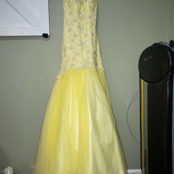 Vienna Prom/Pageant Yellow Lace Backless Dress Toole Mermaid Style Bottom - Picture 2 of 6